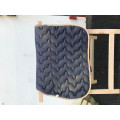 tapis bleu marine avec détails dorés