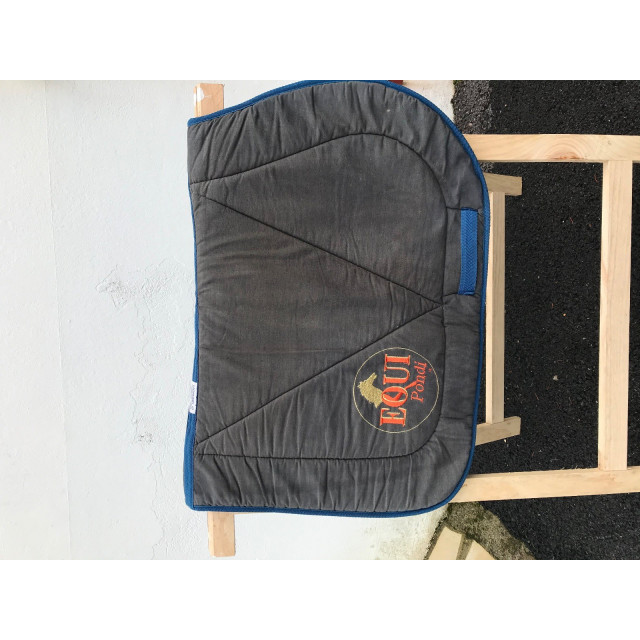 tapis blanc avec détails brillants