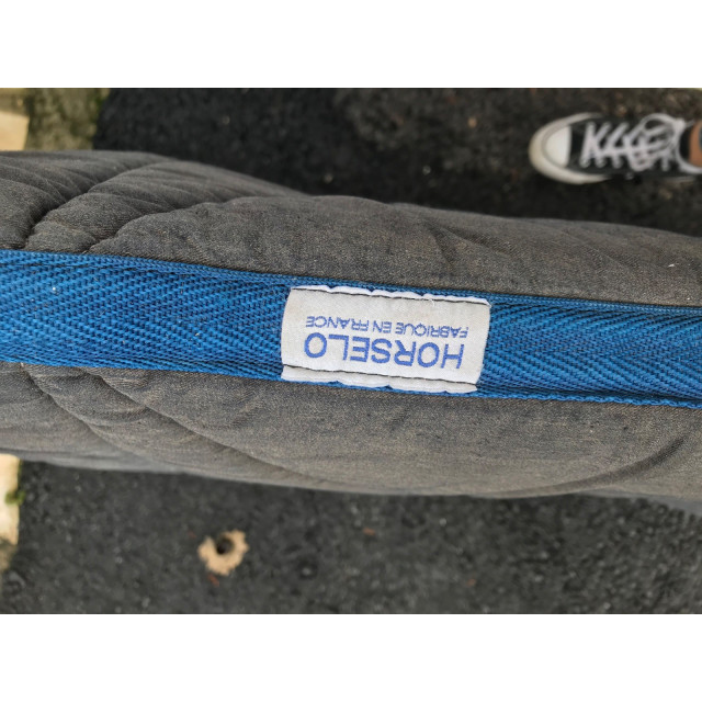 tapis blanc avec détails brillants