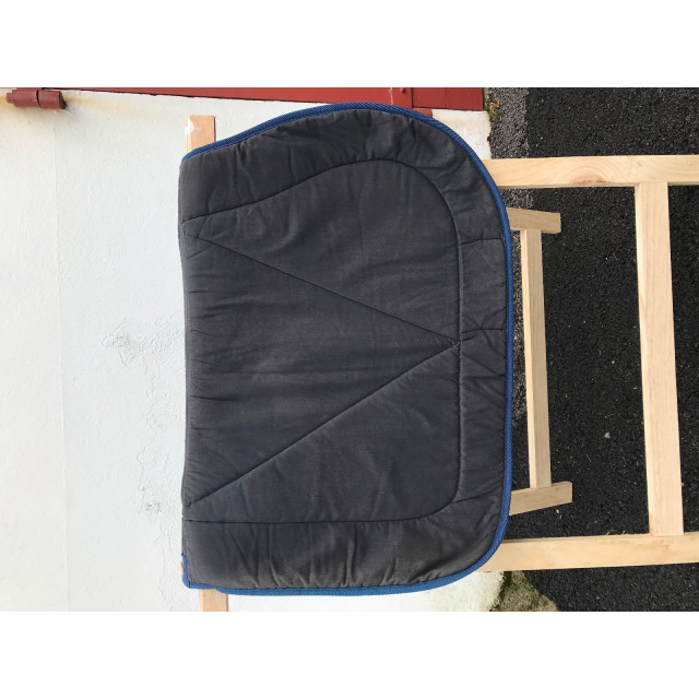 tapis blanc avec détails brillants