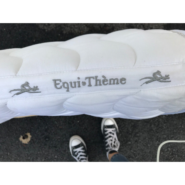 tapis blanc avec détails brillants