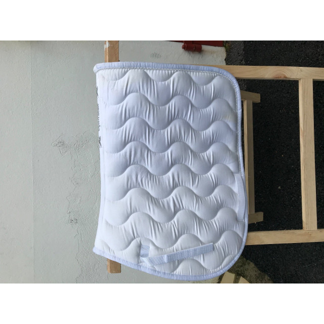 tapis blanc avec détails brillants