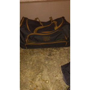 lots sac a roulette+boite de pansage +botte en cuire et sac a botte +protège dos cross +bombe et cravache et protection