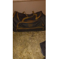 lots sac a roulette+boite de pansage +botte en cuire et sac a botte +protège dos cross +bombe et cravache et protection