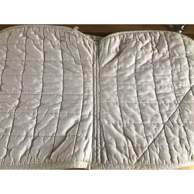 Tapis blanc avec strass et liseré gris