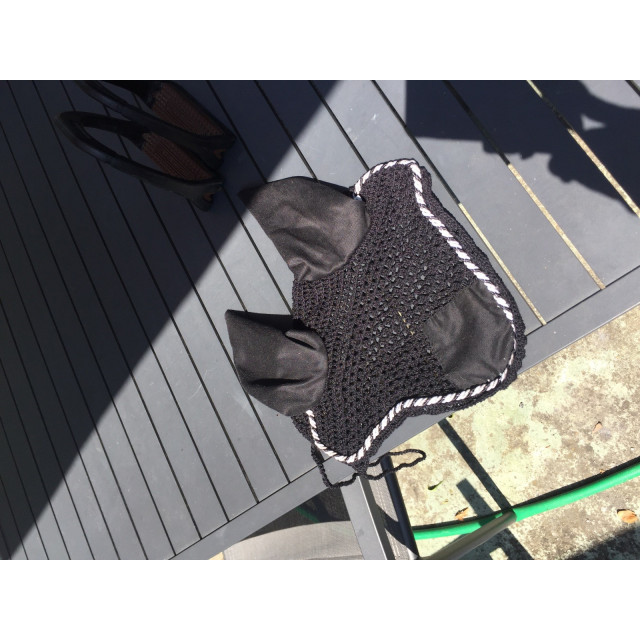 Bonnet noir à blanc