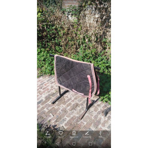 Tapis noir bordure rose