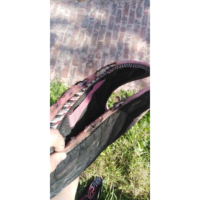 Tapis noir bordure rose