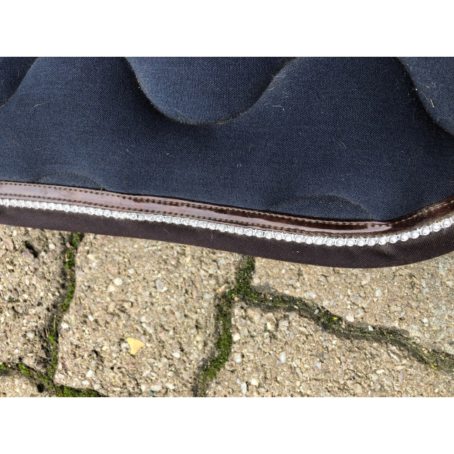 Tapis bleu avec bord marron et paillette