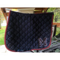Tapis bleu marine et rouge