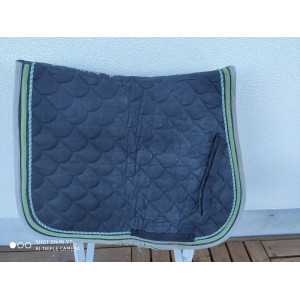 Tapis noir liseré vert