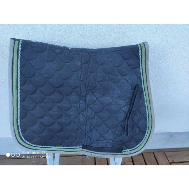 Tapis noir liseré vert