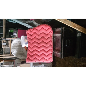 Tapis rouge liserai noir et doré