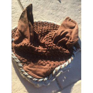 Bonnet marron avec liseré bleu