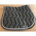 tapis gris foncé