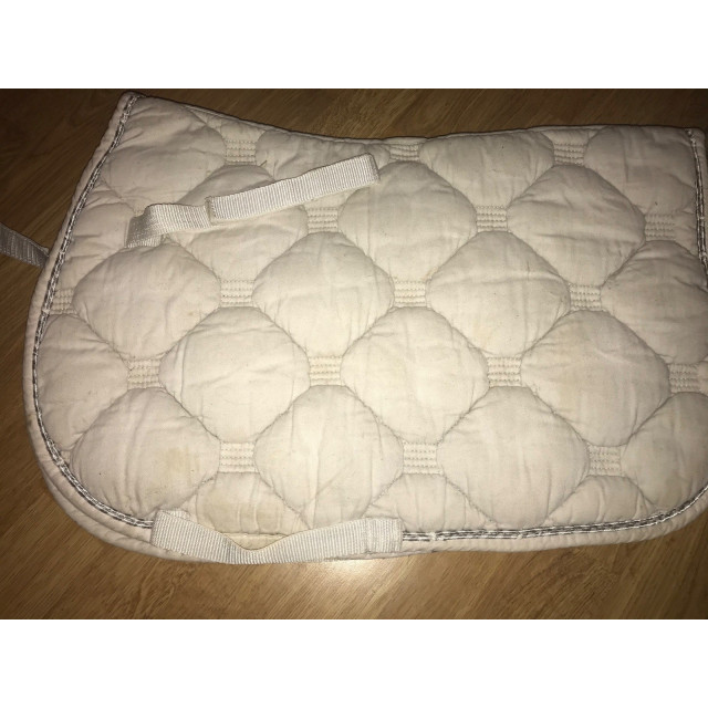 Tapis blanc tâché