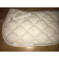 Tapis blanc tâché