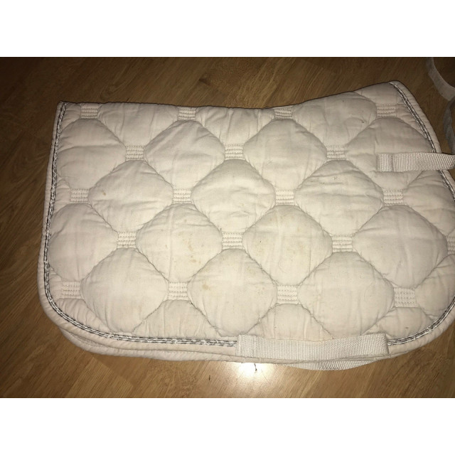 Tapis blanc tâché
