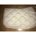 Tapis blanc tâché