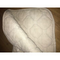 Tapis blanc tâché