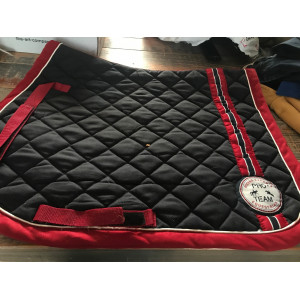 Tapis rouge et bleu marin