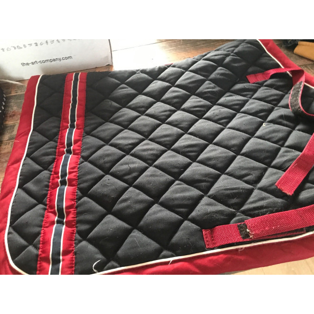 Tapis rouge et bleu marin