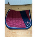 tapis bordeaux / bleu marine