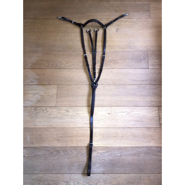 Licol en cuir marron Eric Thomas, taille poney, très peu utilisé et est en excellent état.