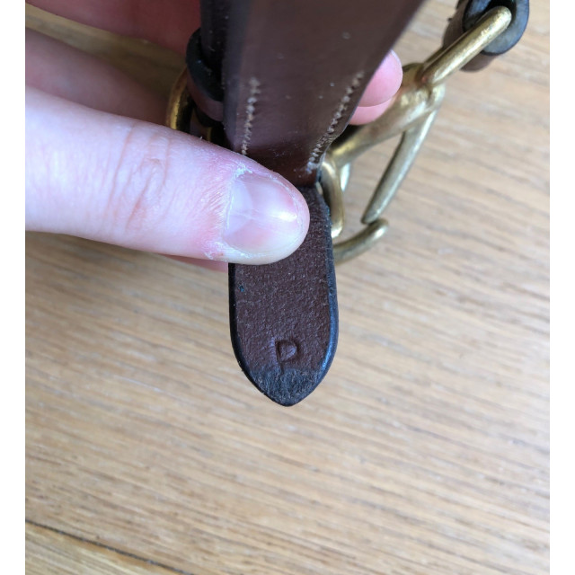 Licol en cuir marron Eric Thomas, taille poney, très peu utilisé et est en excellent état.