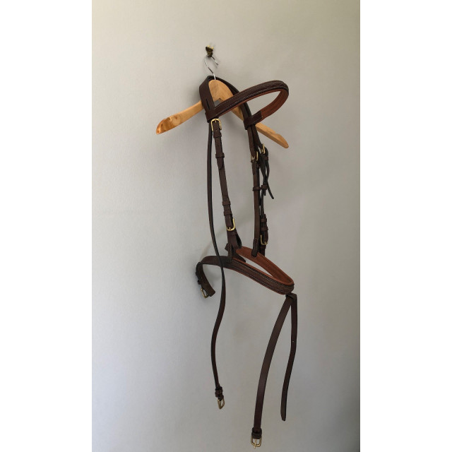 Filet Norton marron taille cob. Bon état. Vendu avec ses rênes.