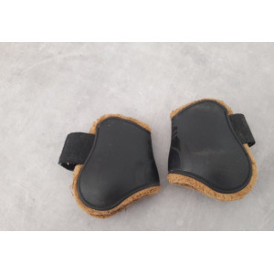 Proteges boulets noirs avec moumoute marrons