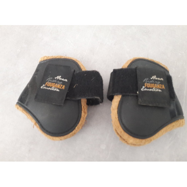 Proteges boulets noirs avec moumoute marrons