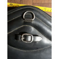 Belle Bavette cuir noir anatomique et gel , 138/140 , 3 anneaux , servie 1 fois