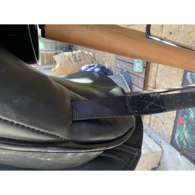 Selle de dressage noire 17