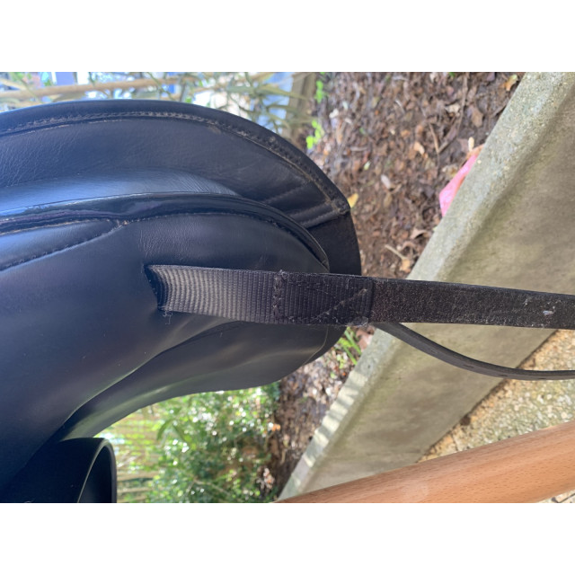 Selle de dressage noire 17