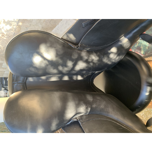 Selle de dressage noire 17
