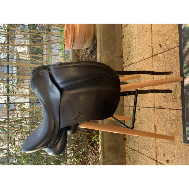 Selle de dressage noire 17