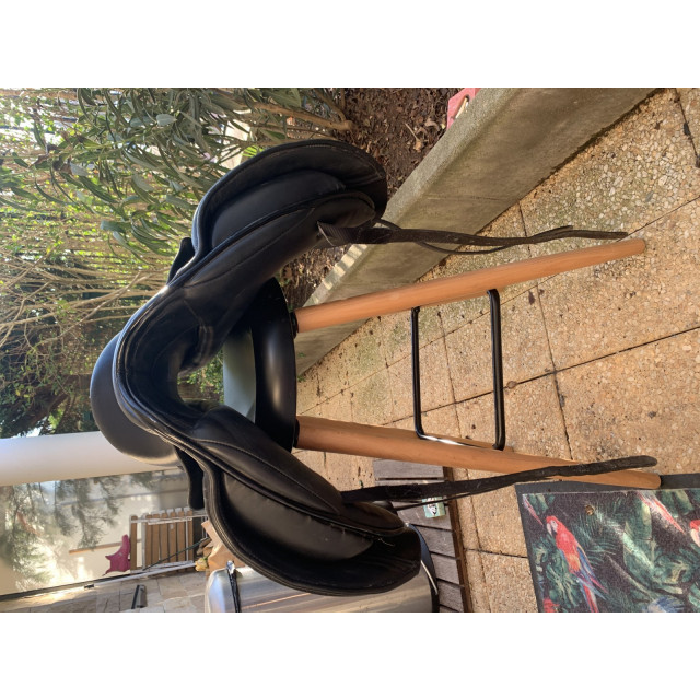 Selle de dressage noire 17