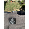 Tapis paddock gris foncé et bleu