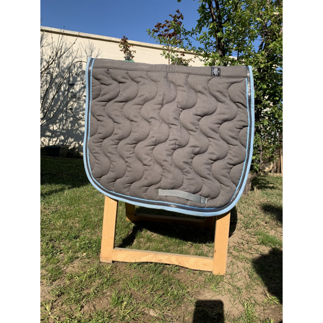 Tapis paddock gris foncé et bleu