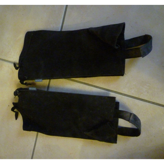 Mini-chaps noires Décathlon en cuir (croûte vachette) taille enfant 12 ans très solides