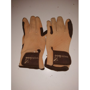 Paire de gants de chez go-sport.