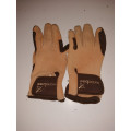 Paire de gants de chez go-sport.