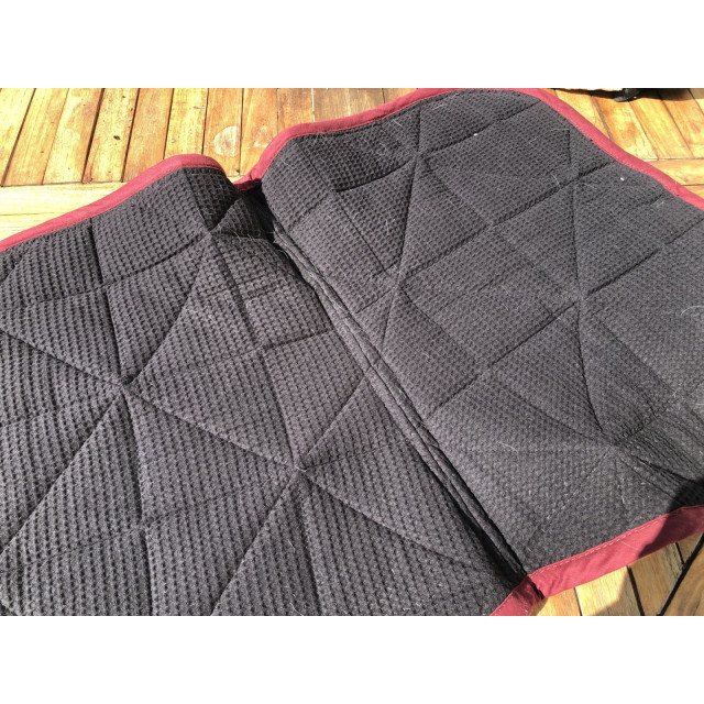 Tapis bordeaux strass