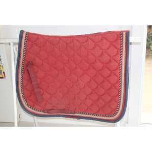 Tapis bordeaux usagé