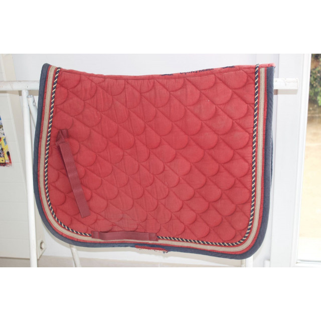 Tapis bordeaux usagé