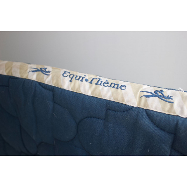 tapis bleu marine liséré crème equithème
