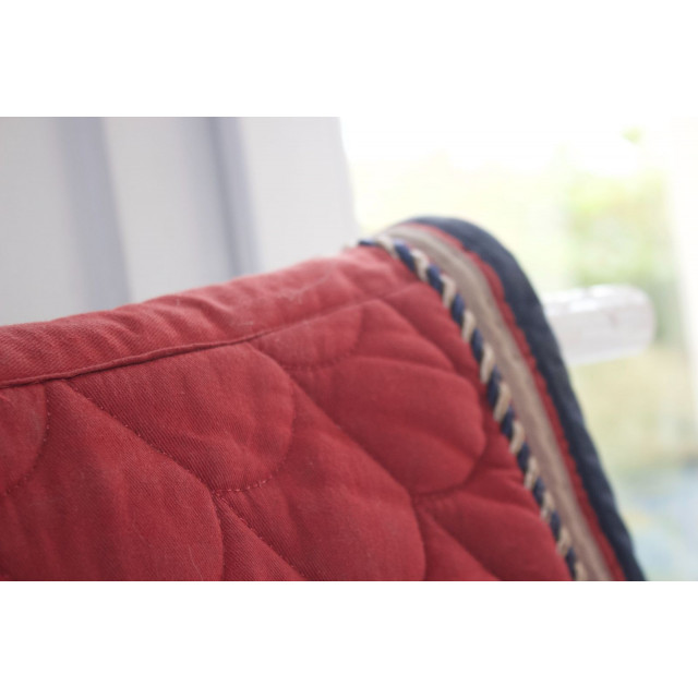 Tapis bordeaux usagé