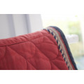 Tapis bordeaux usagé