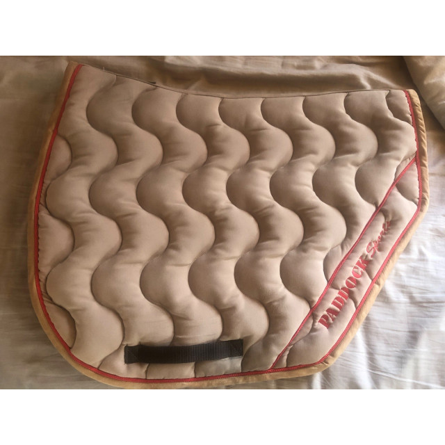 Magnifique tapis Paddock Sport crème et rouge